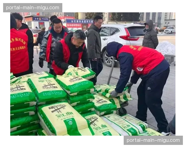 特写：柏林联合球迷在主场发起慈善活动，为社区募集物资。